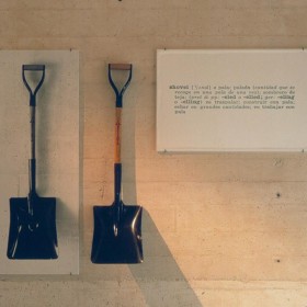 "Una y tres palas" 
103 x 25 x 18 cm (pala), 52 x 80 cm (fotografia de texto), 115 x 46 cm (fotografia de pala) 1965. NOT AVAILABLE / NO DISPONIBLE