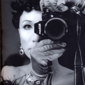"Ms Self Portrait nº 40/B (with my camera)" Serie: A story of M's self-portraits. 31 x 21 cm. 
Fotografía blanco y negro. 1995