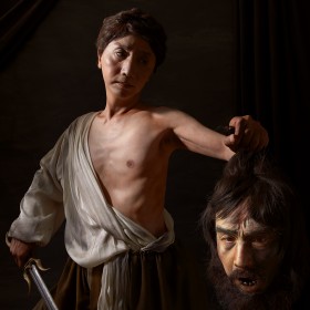 “TWO CARAVAGGIOS / DAVID PAINTING GOLIATH”  
Serie: Self-Portraits through Art History 	
160 x 120 cm. 
C-print, enmarcada. 
Edición de 7 ejemplares + 3 P.A. 
2016